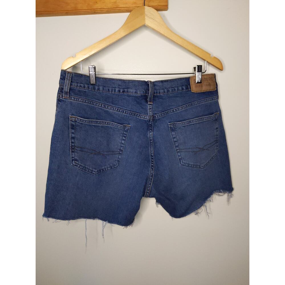 Levi's Signature Women's Size W34 Cut-Off Jean Shorts Medium Wash Denim Raw Hem - Picture 2 of 8